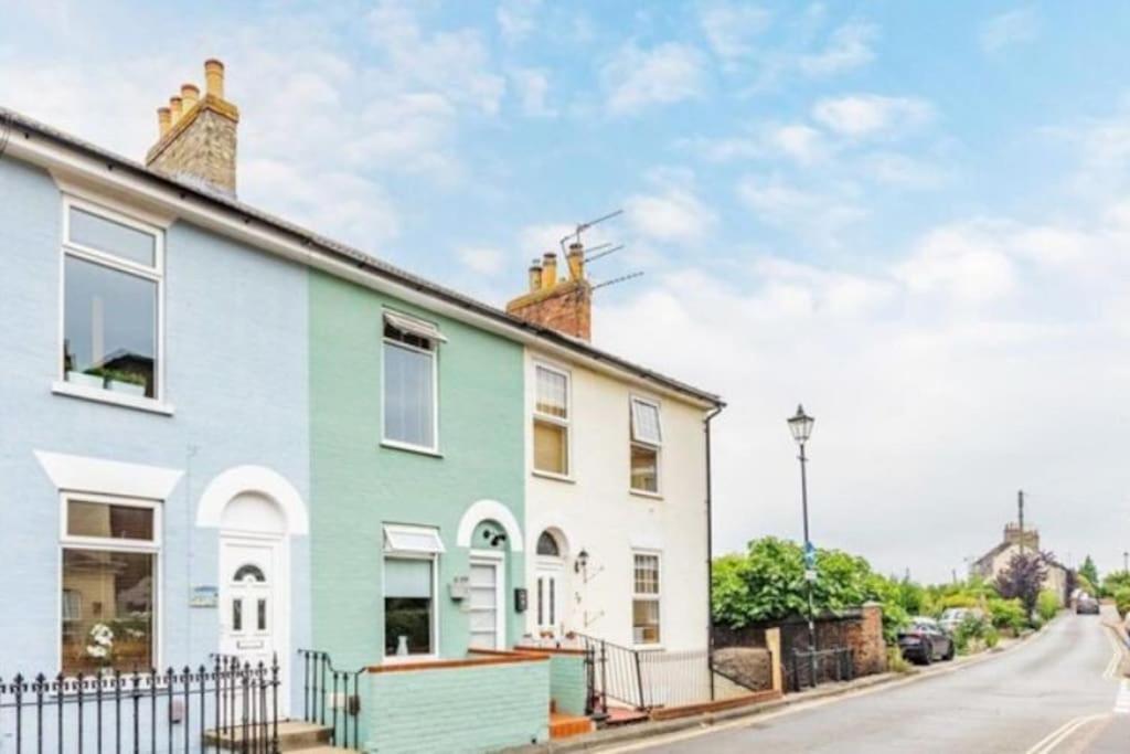 Seabreeze Pet Friendly 3 Bedroom House By The Sea *