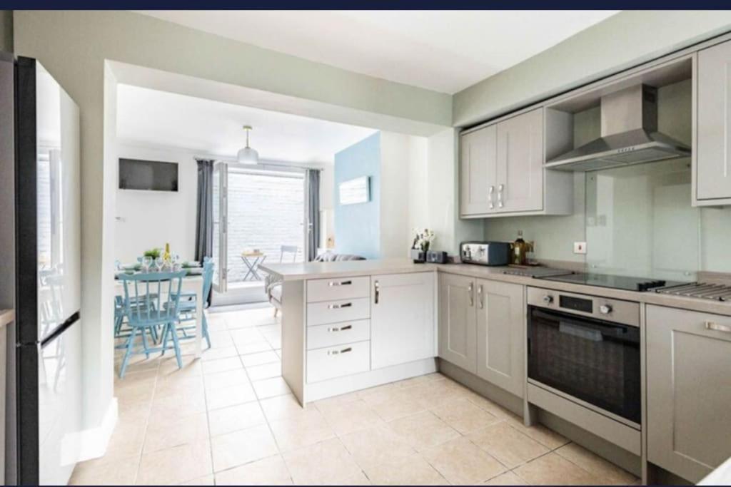 Seabreeze Pet Friendly 3 Bedroom House By The Sea